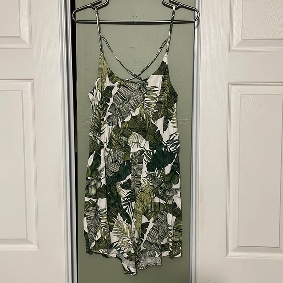 H&M Pants - H&M Women’s Palm Tree Romper, Size Medium, Excellent Condition and Super Cute!
